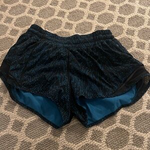 Women’s Lululemon hotty hot shorts 2.5”